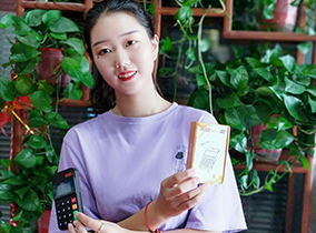 支付通pos机和产品盒子共同展示